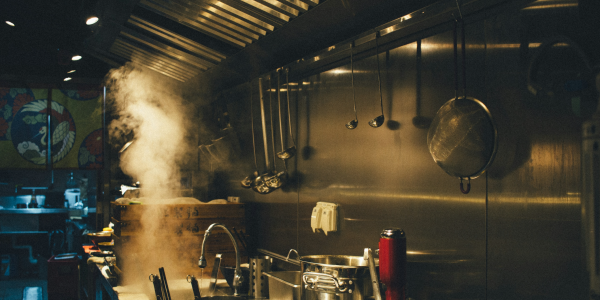 Cómo Equipar una Cocina Profesional: Equipos Esenciales y Comparativas